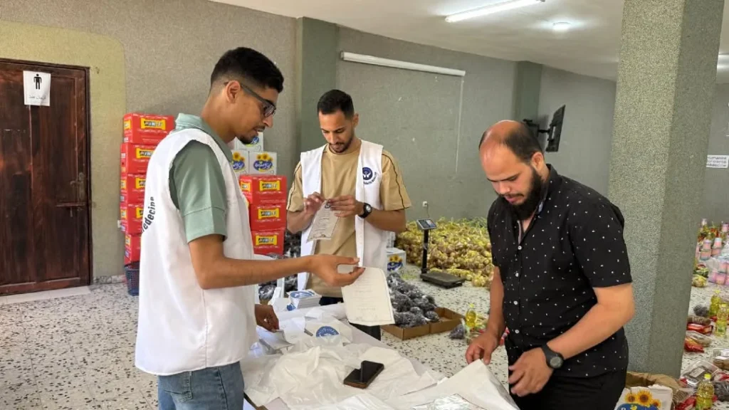 Trois hommes organisent des denrées alimentaires en intérieur