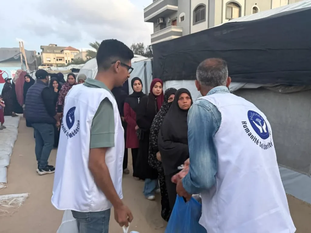 Distribution d’aide humanitaire dans un camp