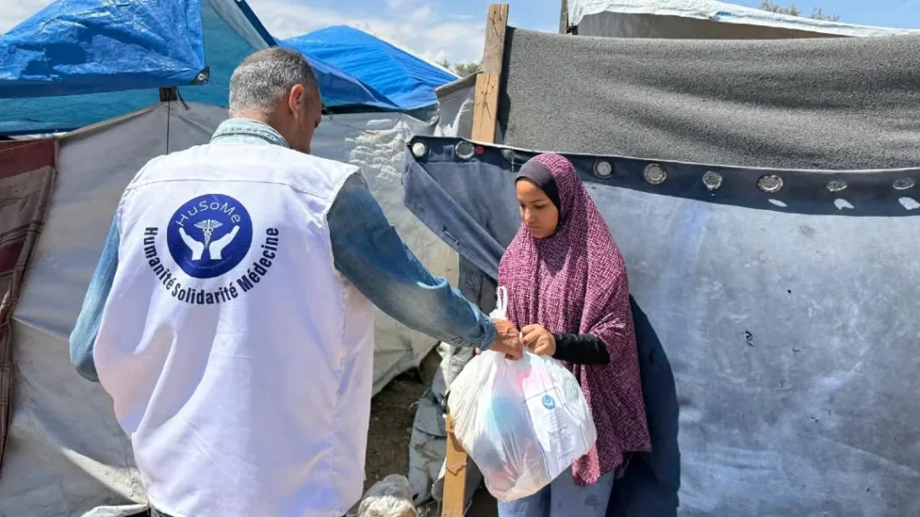 Distribution d’aide dans un camp de tentes