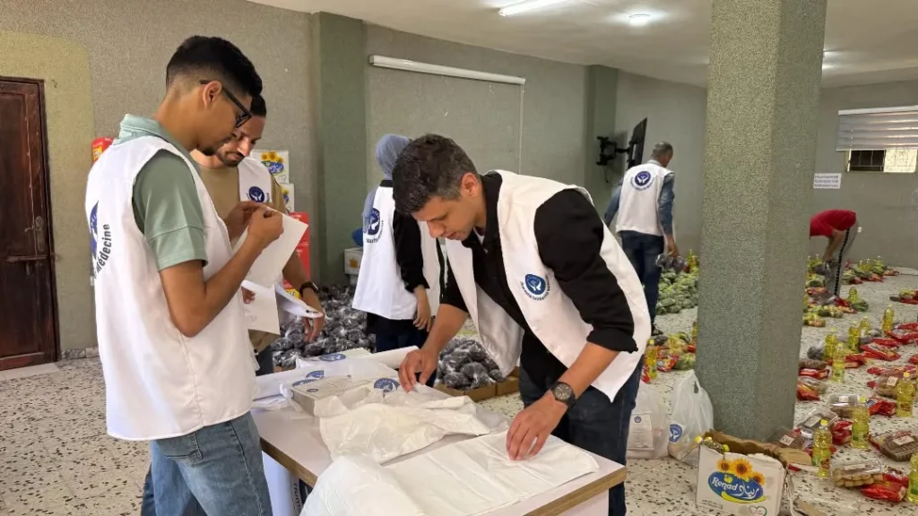 Bénévoles organisant des colis alimentaires en intérieur