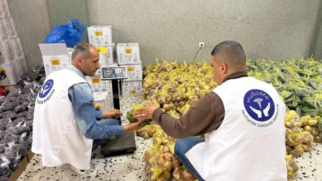 Bénévoles trient des sacs d’oignons en entrepôt
