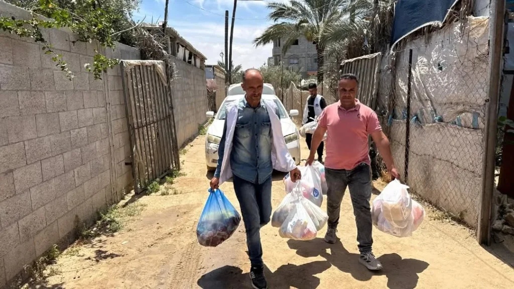 Deux hommes transportent des sacs dans une ruelle