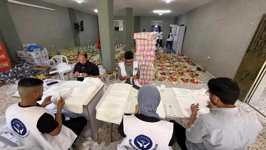 Bénévoles préparant des colis alimentaires en intérieur