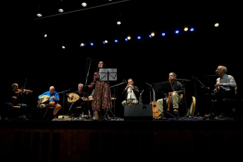 Groupe de musiciens en concert sur scène.