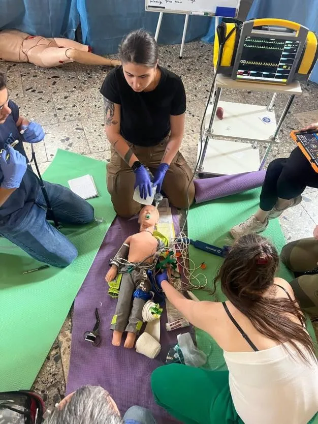 Entraînement médical avec mannequin et équipements.