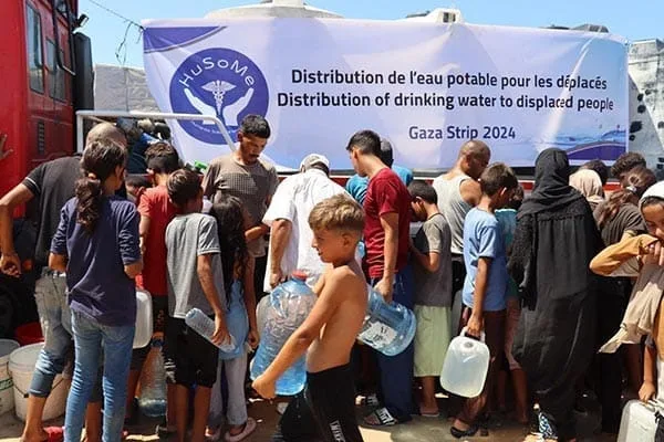 Distribution d’eau potable aux déplacés à Gaza, 2024.
