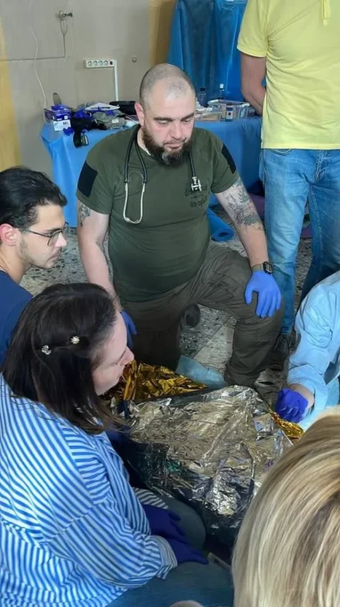 Formation médicale avec couverture de survie.