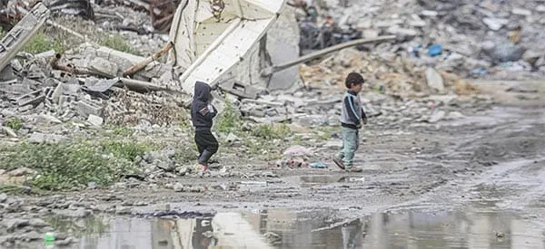 Enfants marchant dans des ruines