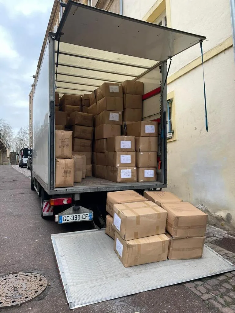 Camion de livraison chargé de cartons.