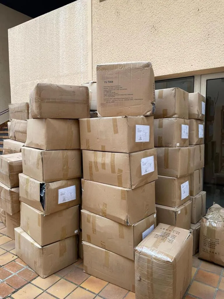 Pile de cartons sur un sol carrelé.