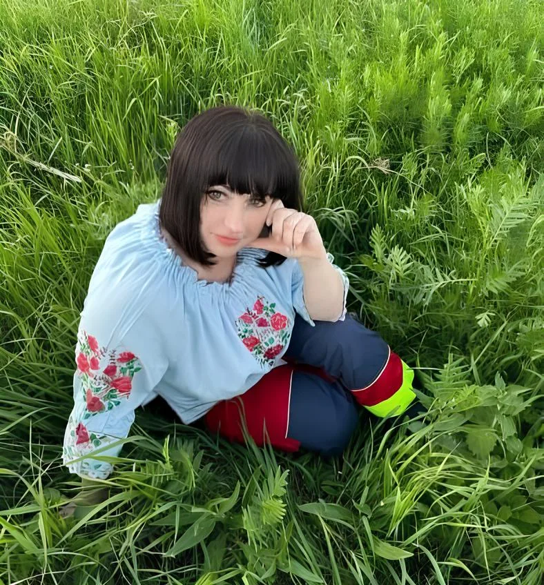 Personne assise dans l'herbe luxuriante.