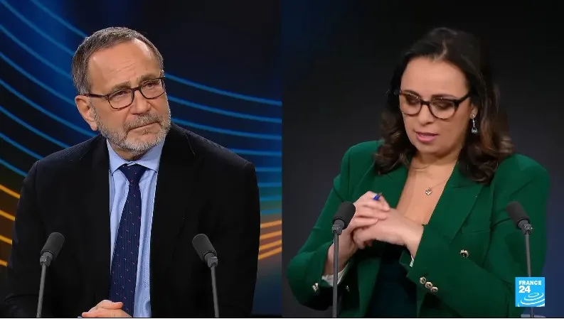 Deux journalistes en discussion sur France 24.