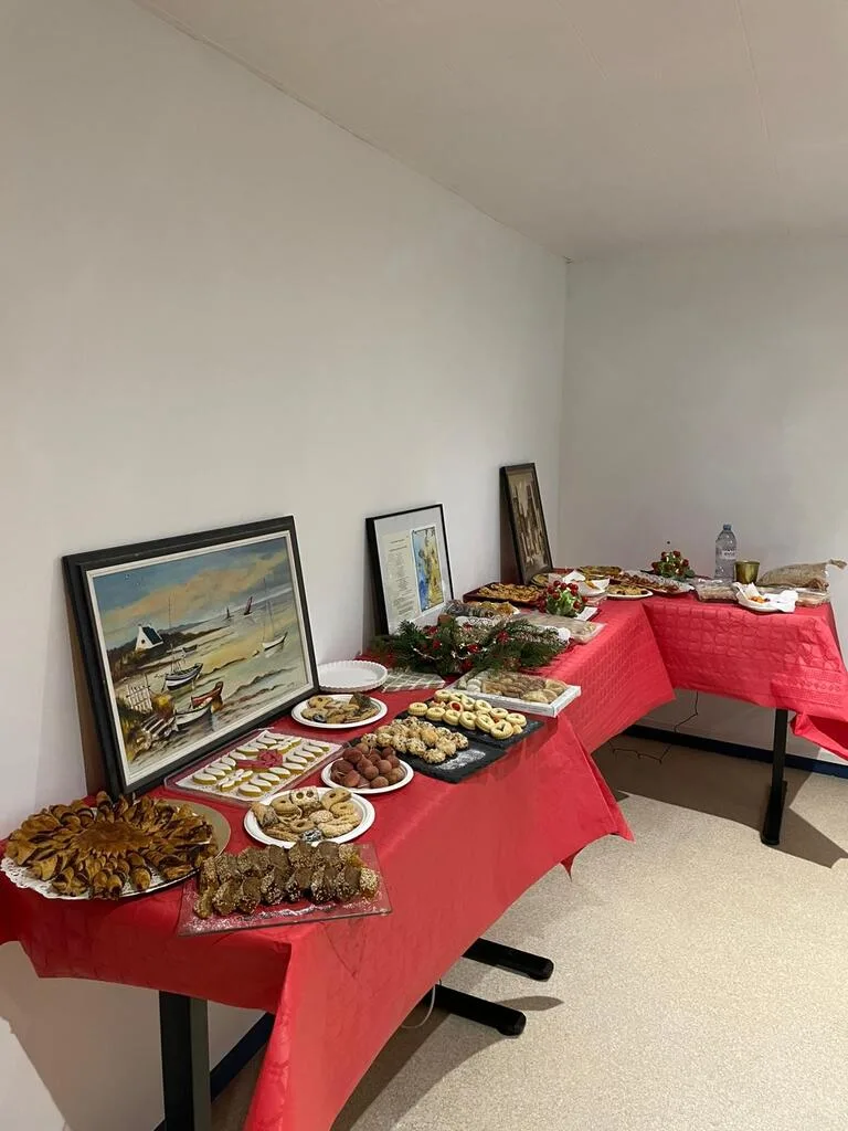 Buffet de desserts sur table rouge avec décorations.