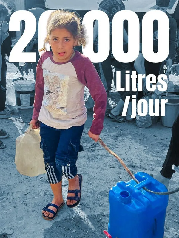 Enfant transportant des bidons d’eau.