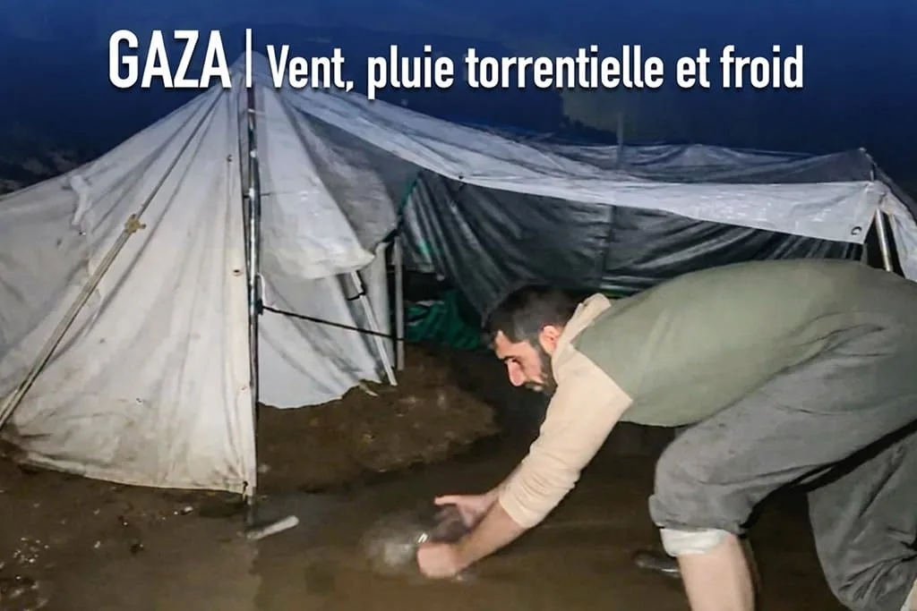 Tente inondée dans un camp sous la pluie.