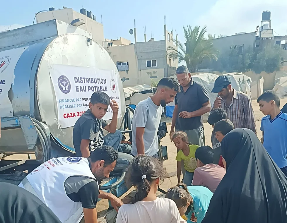 Distribution d'eau potable à Gaza, 2023.