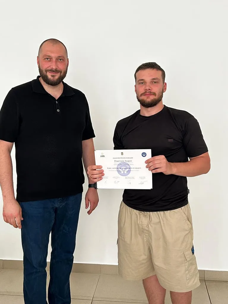 Deux hommes avec un certificat.