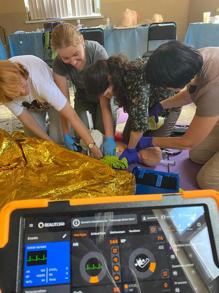 Simulation de secours avec mannequin et moniteur.