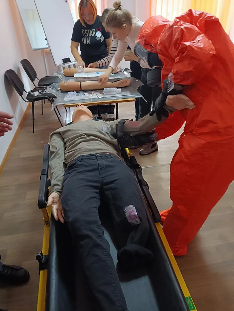 Formation médicale avec mannequin et équipement de protection.