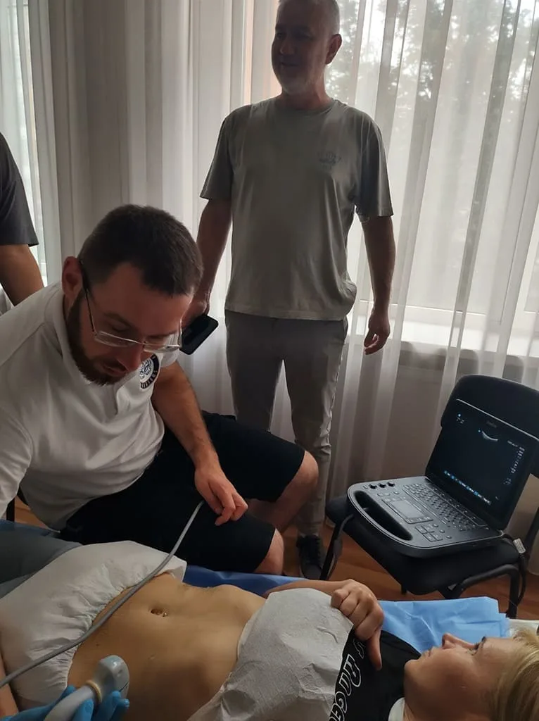 Échographie médicale réalisée sur une patiente.