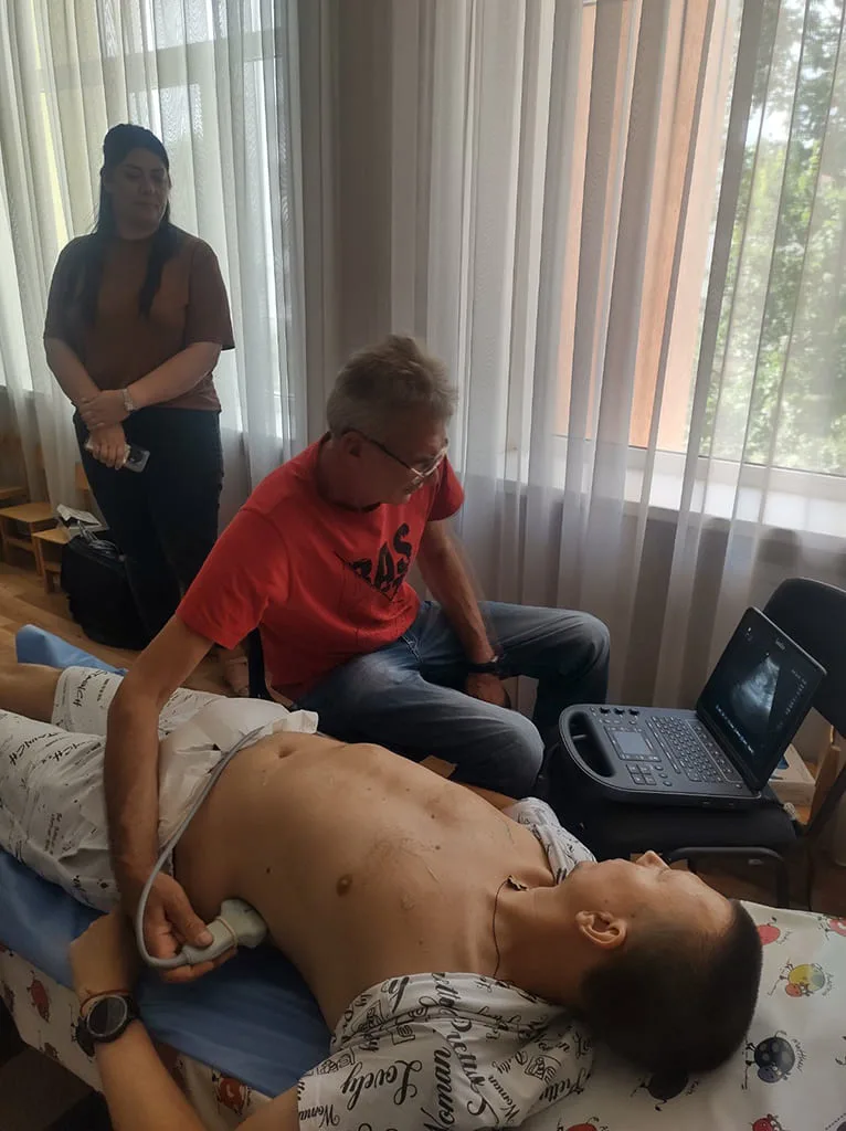 Échographie cardiaque d’un patient allongé.