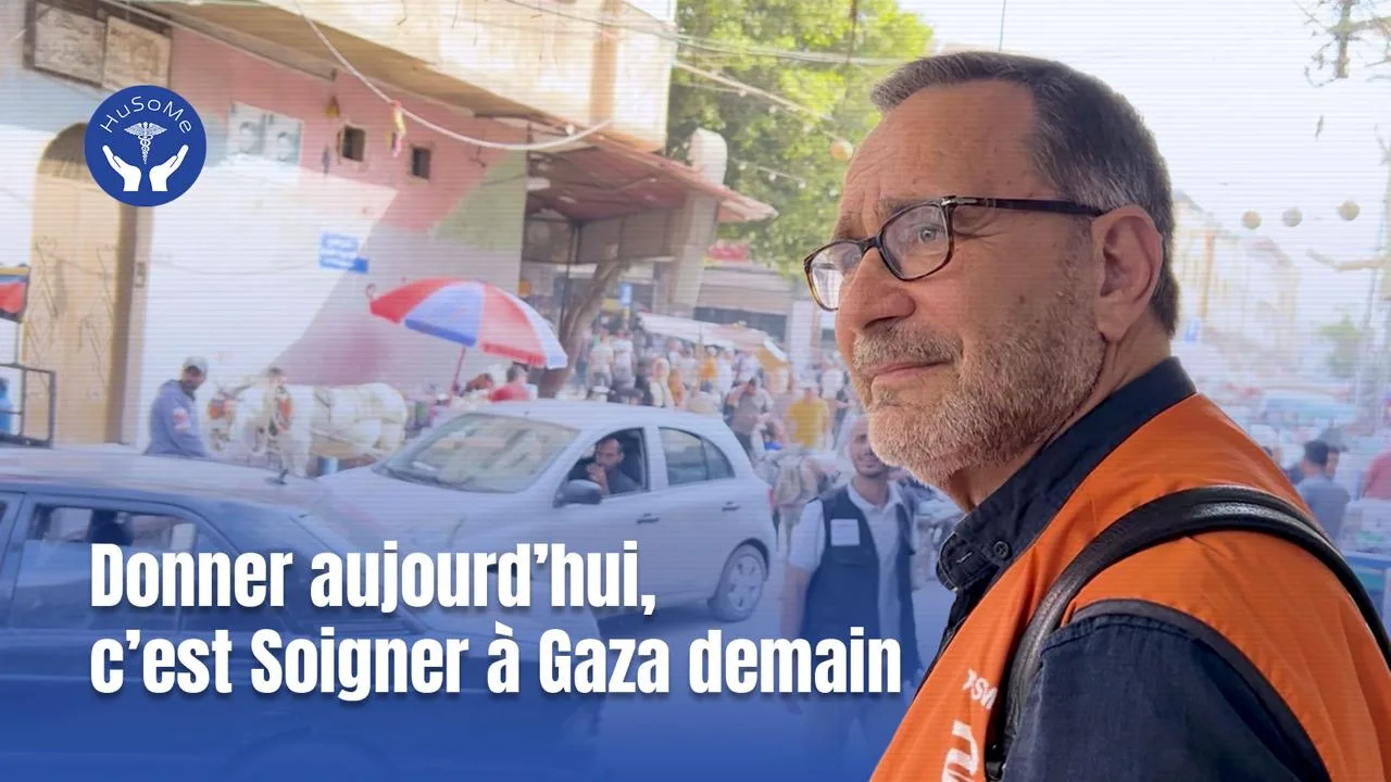 Homme portant un gilet orange, rue animée.