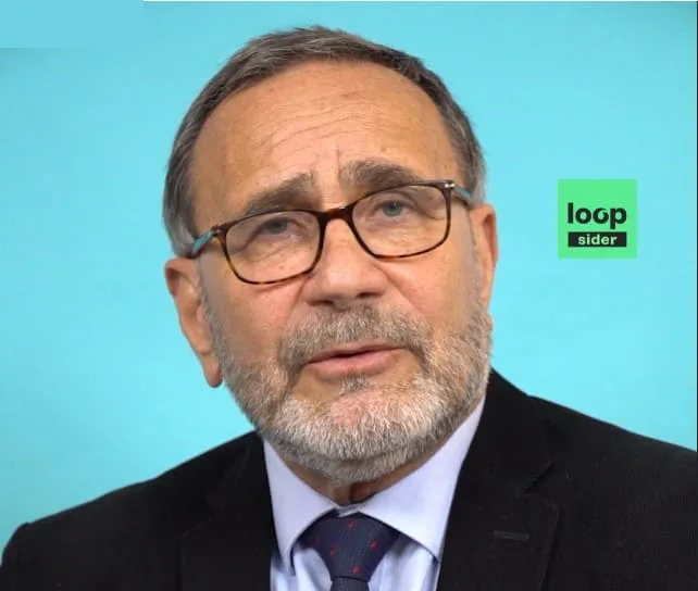 Homme avec lunettes sur fond bleu, logo Loopsider.