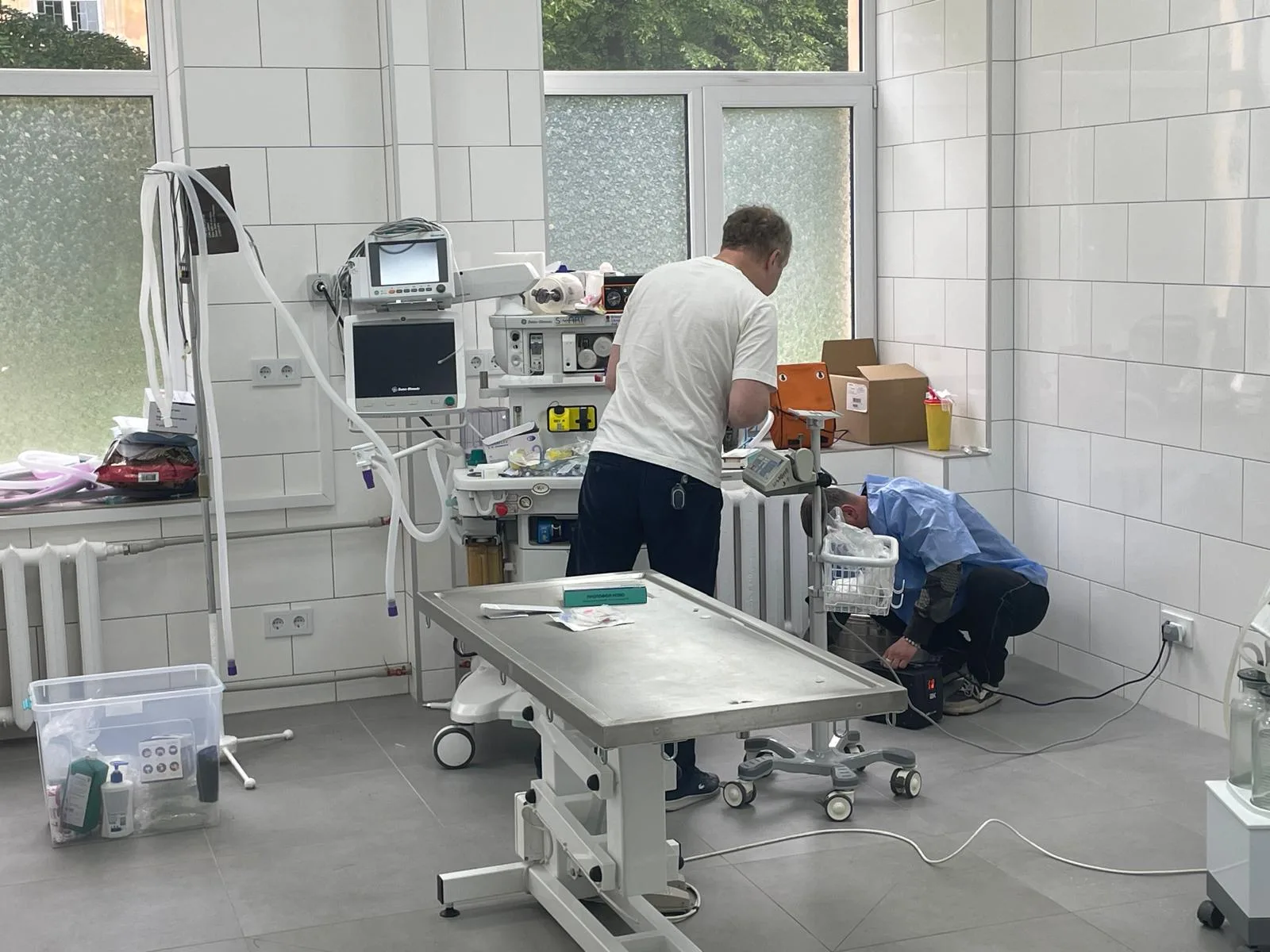 Maintenance d’équipements médicaux dans une salle clinique.