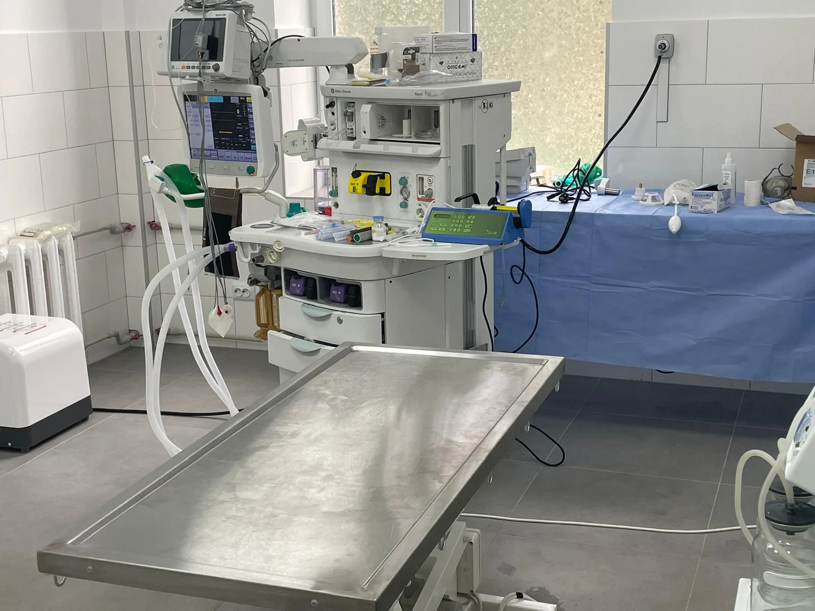 Équipement médical dans une salle d’opération moderne.