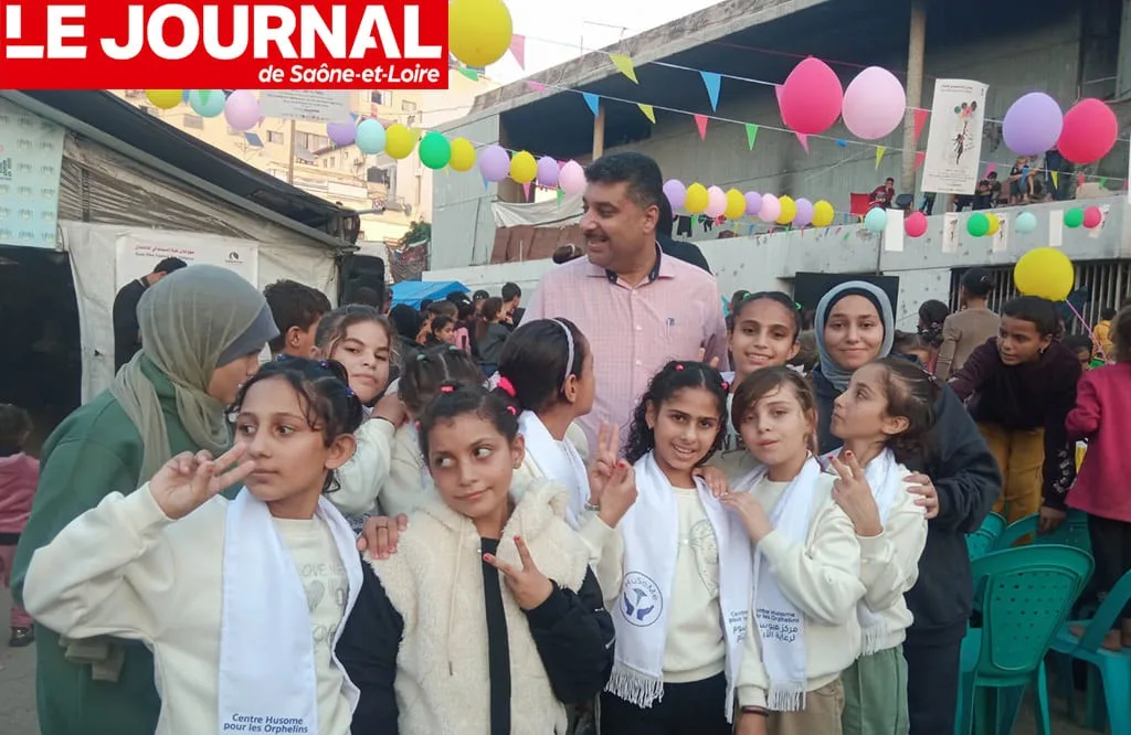 Enfants posant lors d’une fête avec ballons colorés