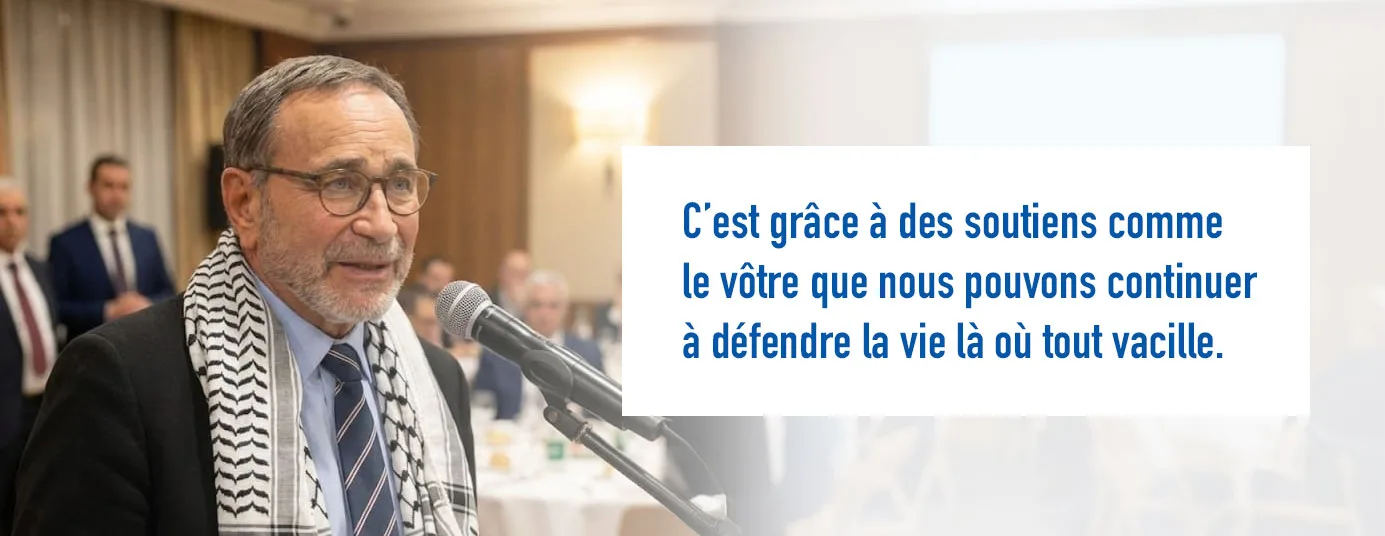 Homme parlant lors d'un événement public.