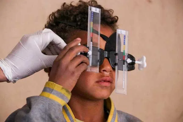 Enfant avec appareil de mesure optique.