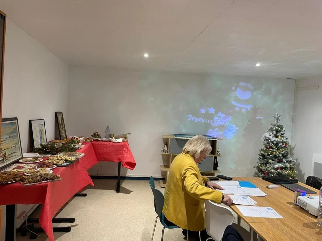 Table de fête avec décorations de Noël.
