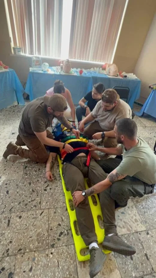 Simulation de secours, personne immobilisée sur planche.