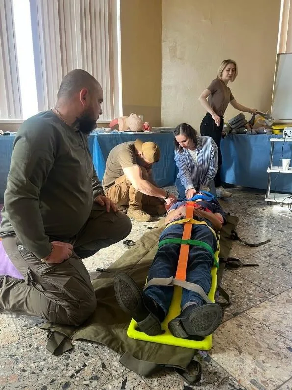 Formation premiers secours, mannequin sur civière.