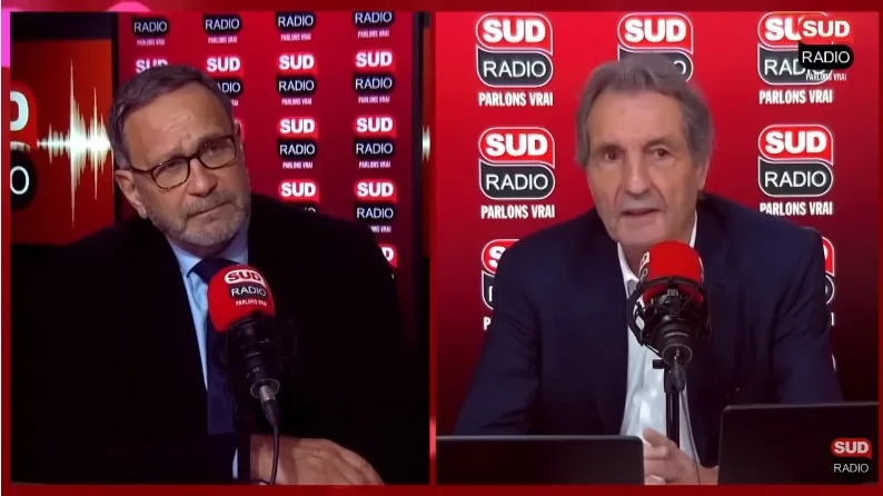 Interview à la radio, deux personnes en discussion.