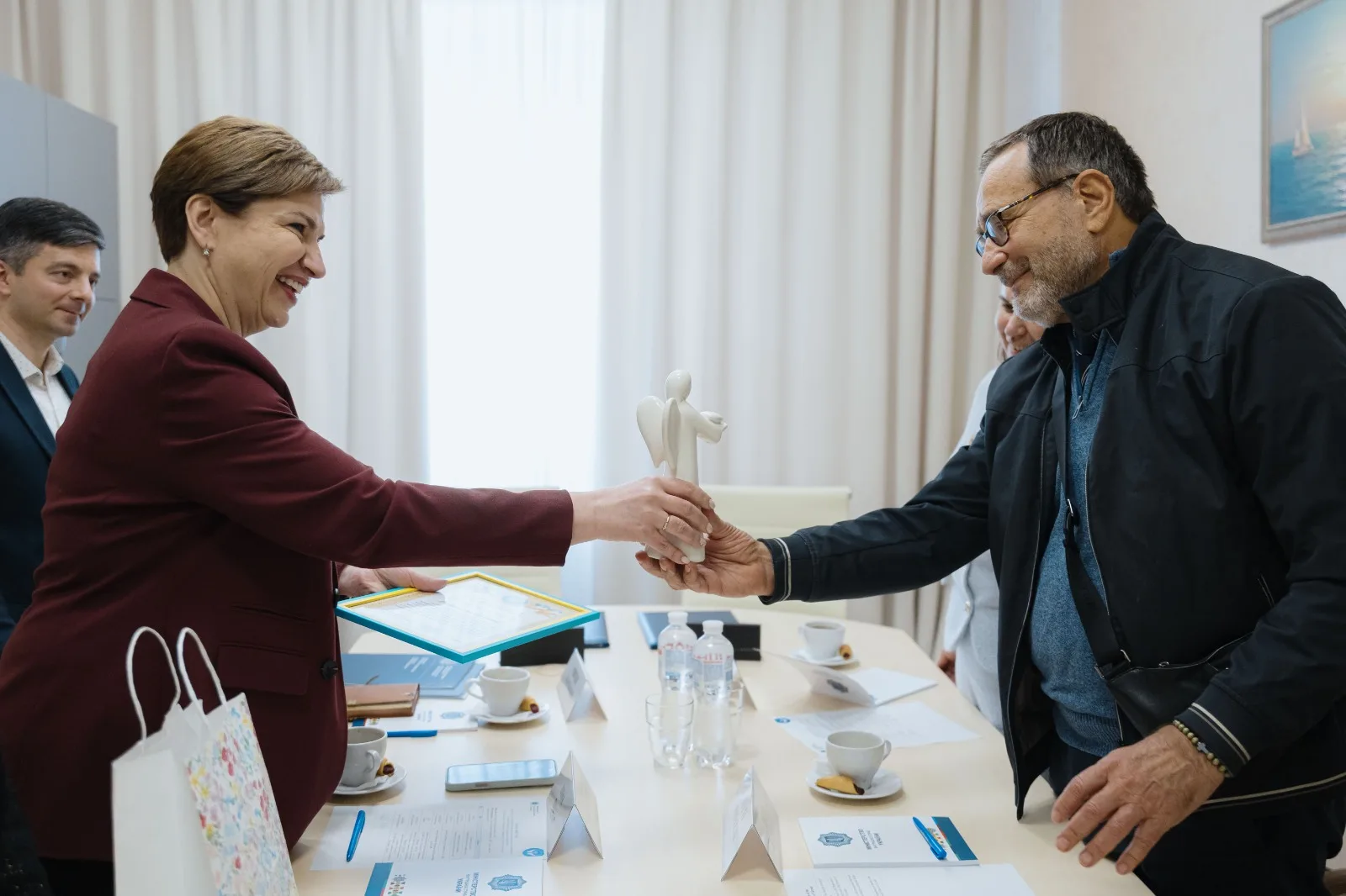 Remise d'une statuette lors d'une réunion officielle