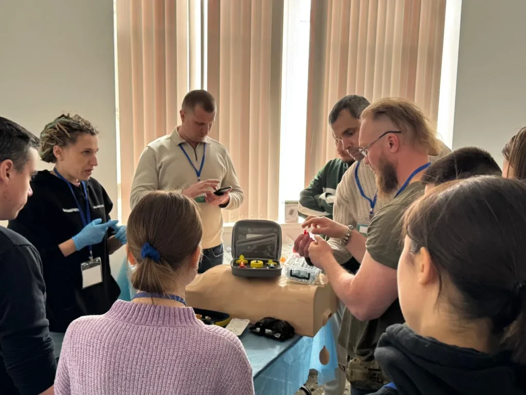 Formation pratique autour d’un mannequin médical