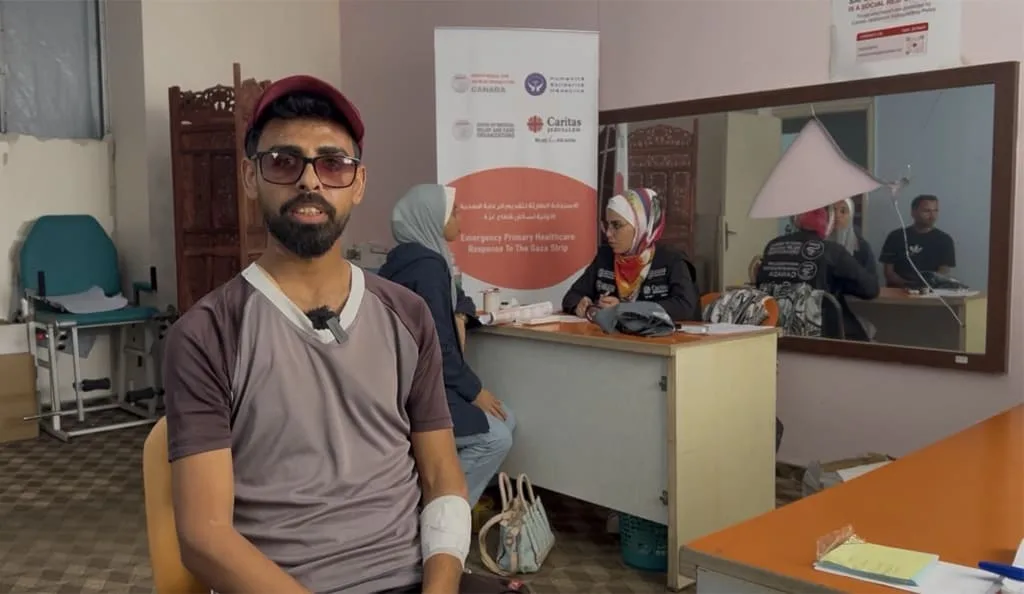 Homme avec bandage, assis dans un bureau médical.