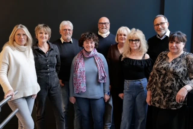 Portrait de groupe : neuf membres de l'équipe HuSoMe.